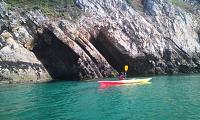 Kayak dans les grottes à Morgat